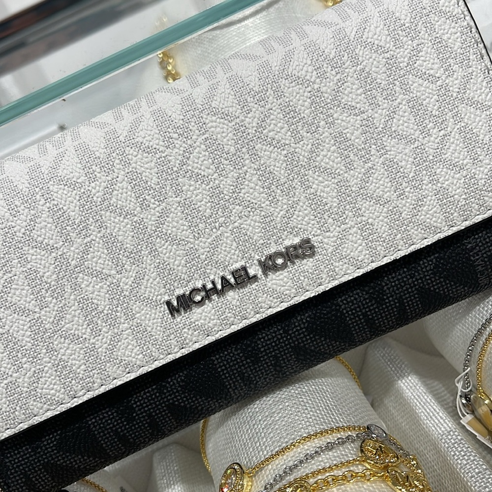 Michael Kors Jet Set Large Logo Trifold Wallet
Optic White Multi 
NWT - Picture 2 of 16